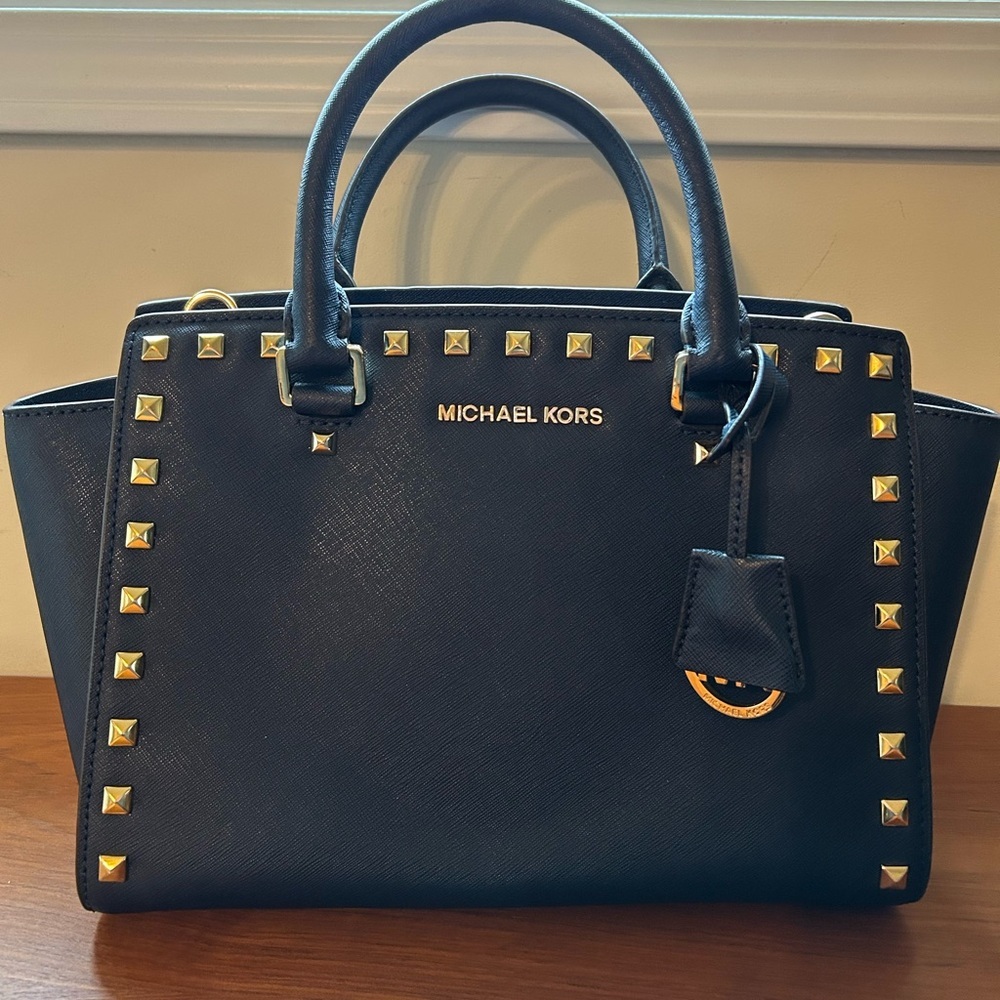 ✨💙Michael Kors Navy Saffiano Leather Satchel w/Gold Studs and crossbody strap💙✨